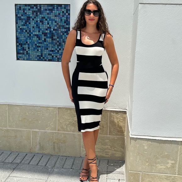 Sexy Black & White Bold Striped Bodycon Dress 🔥 - Picture 3 of 6